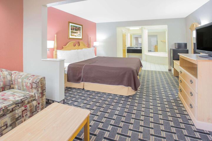 1 King Bed Accessible (18 of 26)