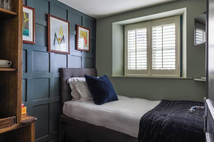 Room 4 of 51