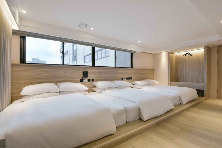 Room 5 of 145