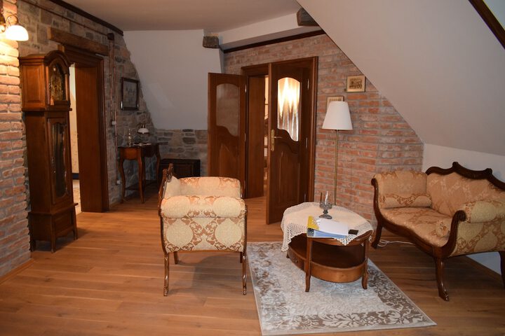 Room 9 of 17