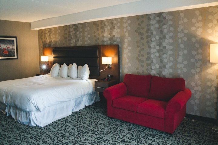 1 King Bed Lakeside (5 of 9)