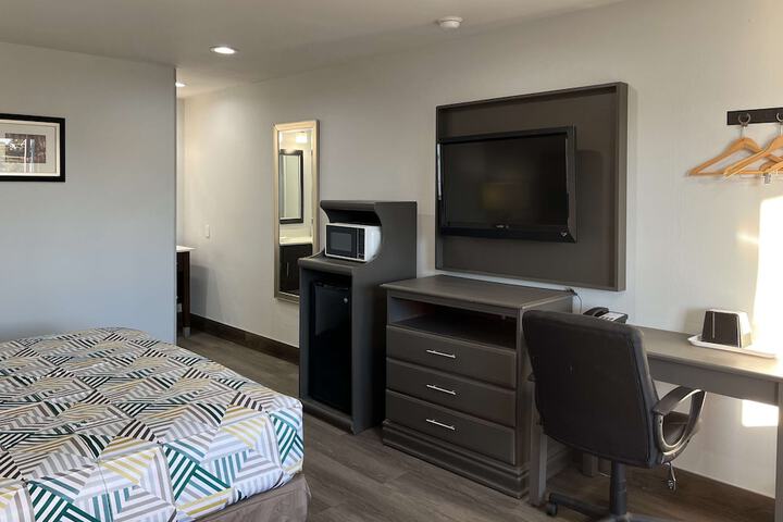 1 King Bed Micfridge (4 of 7)