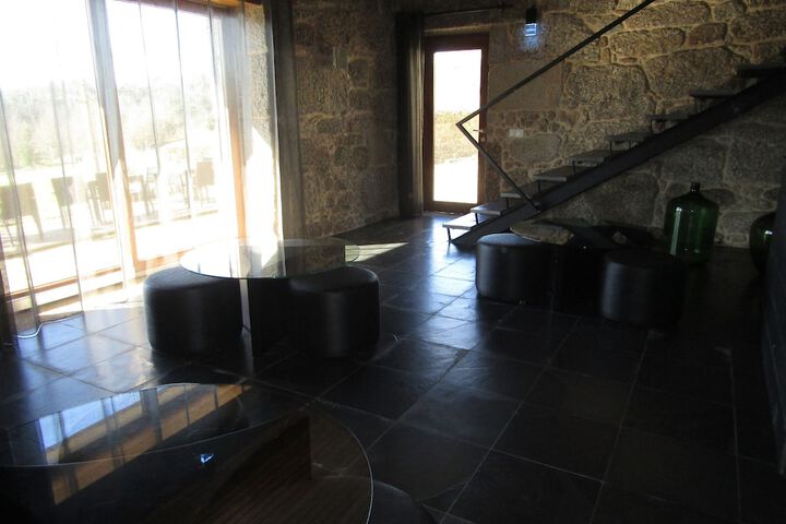 Lounge 44 of 88