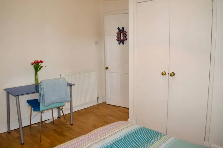 Room 5 of 16