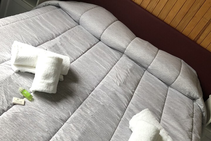 Room 6 of 28