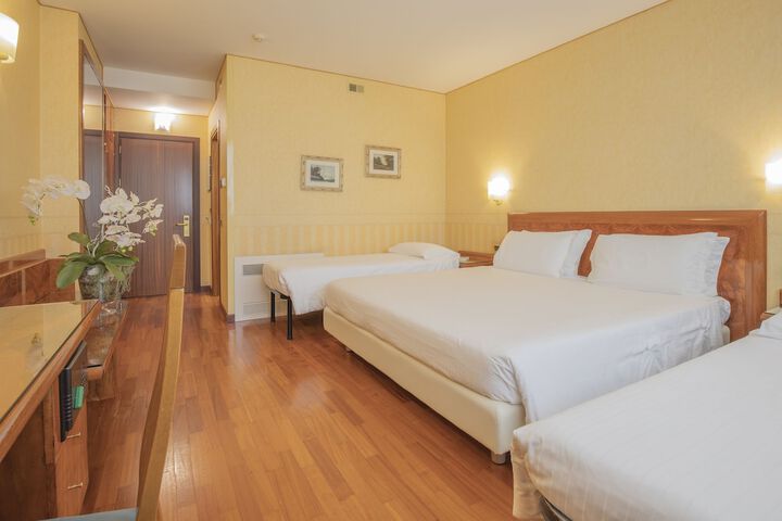 Room 10 of 34