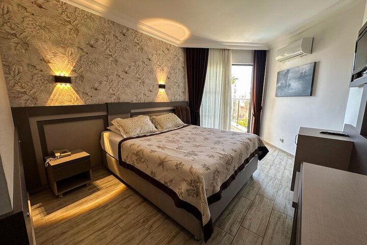 Room 4 of 16