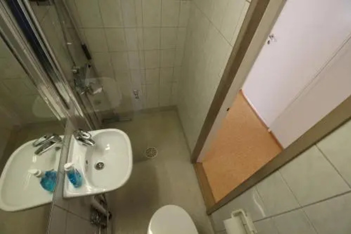 Room 6 of 15
