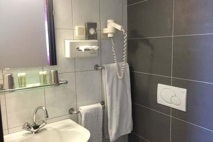 Room 28 of 45