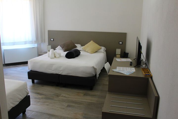 Room 9 of 34