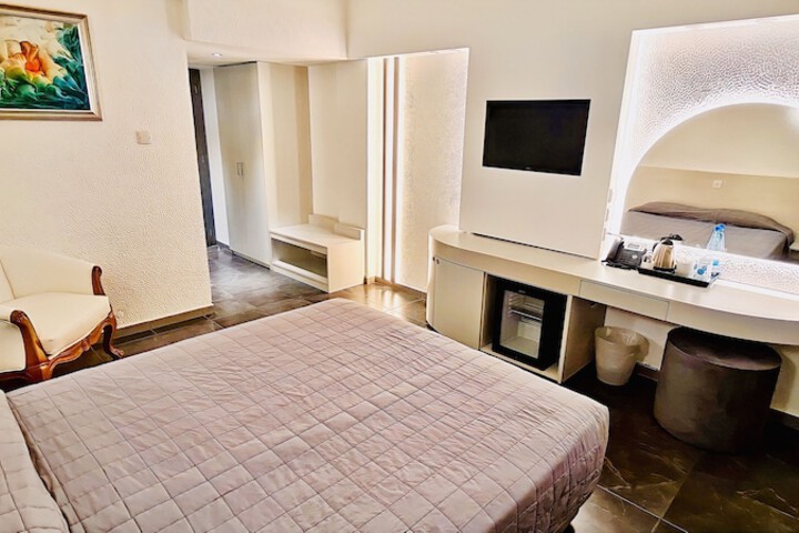 Room 12 of 141