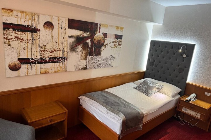 Room 12 of 32