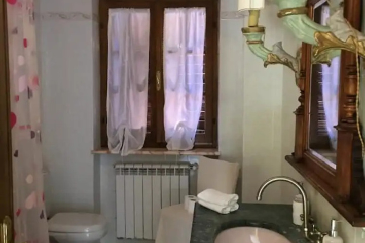 Room 6 of 12