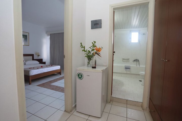 Room 27 of 83