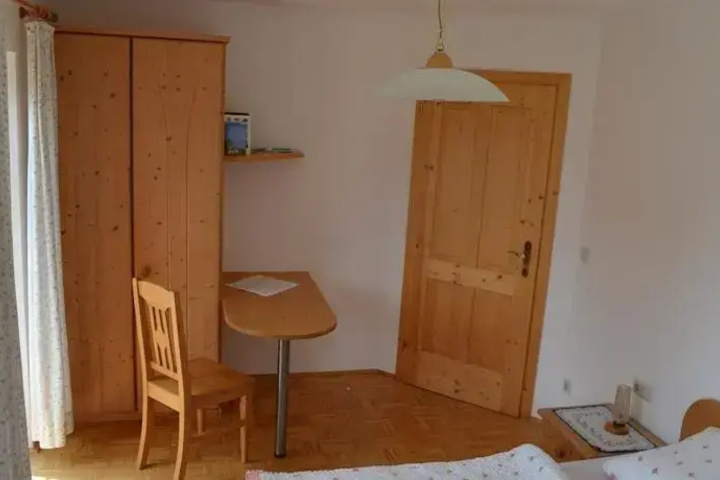 Room 4 of 16