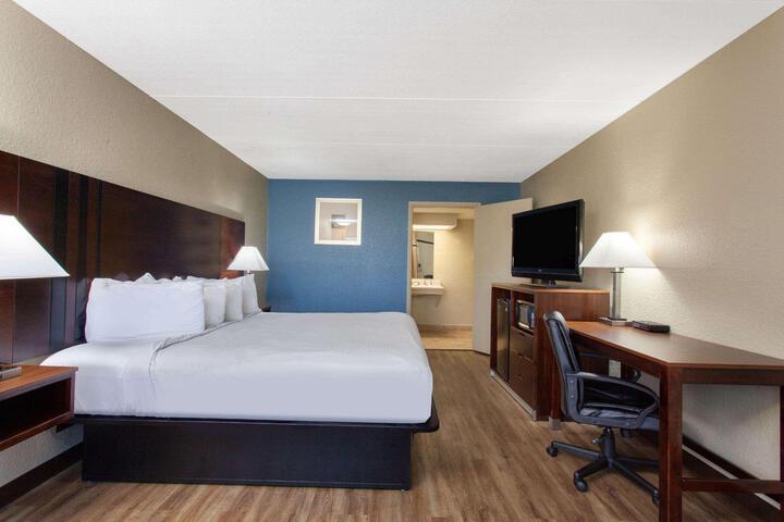 1 King Bed (9 of 10)