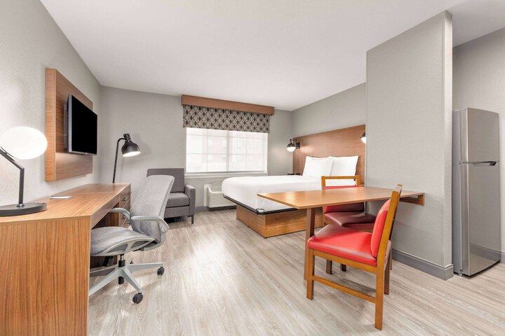 1 Queen Bed Suite Full Kitchen (6 of 15)