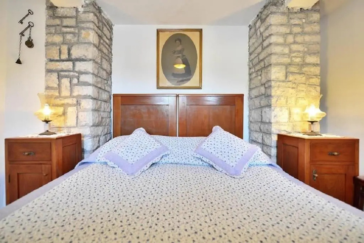 Room 2 of 10