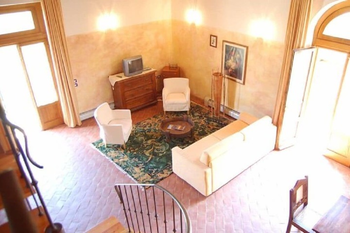 Room 6 of 171