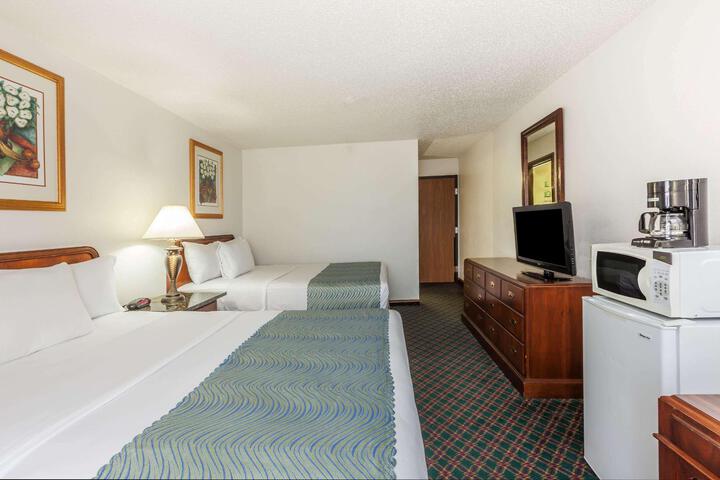 2 Queen Beds (8 of 9)