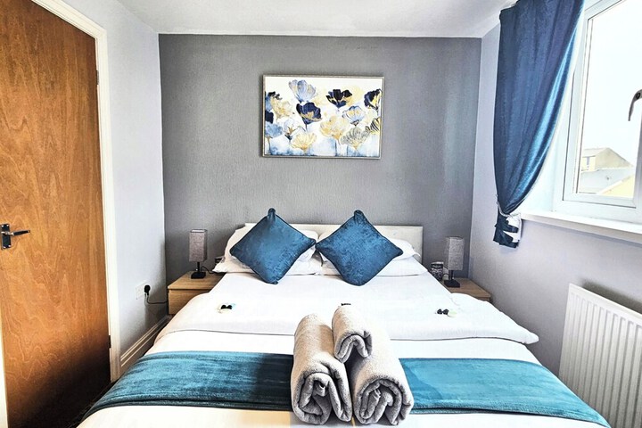 Room 4 of 16