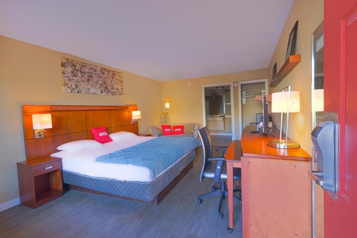 1 King Bed (5 of 12)