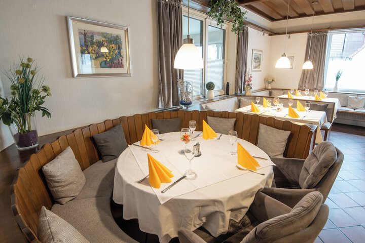 Dining 8 of 9