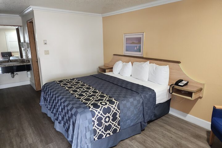 1 Queen Bed (7 of 14)