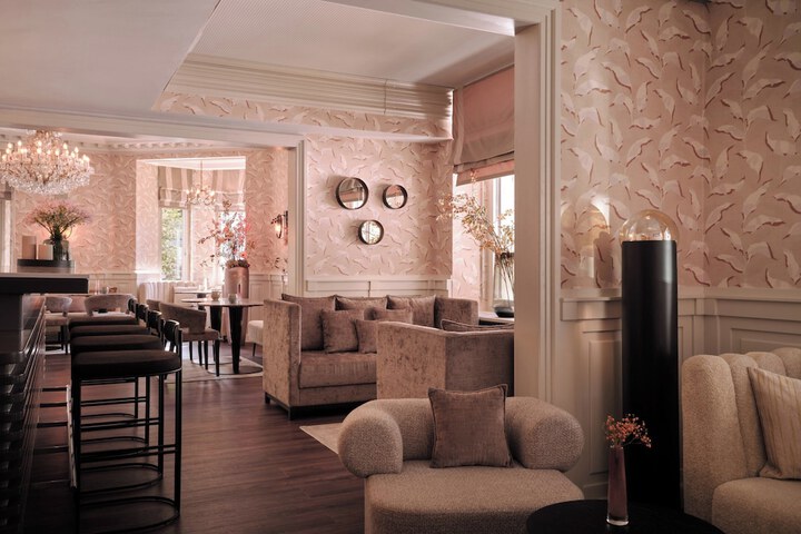Lounge 38 of 47