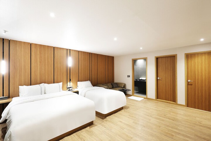 Room 13 of 32