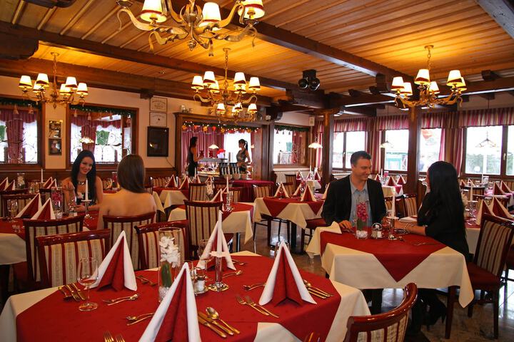 Dining 89 of 99