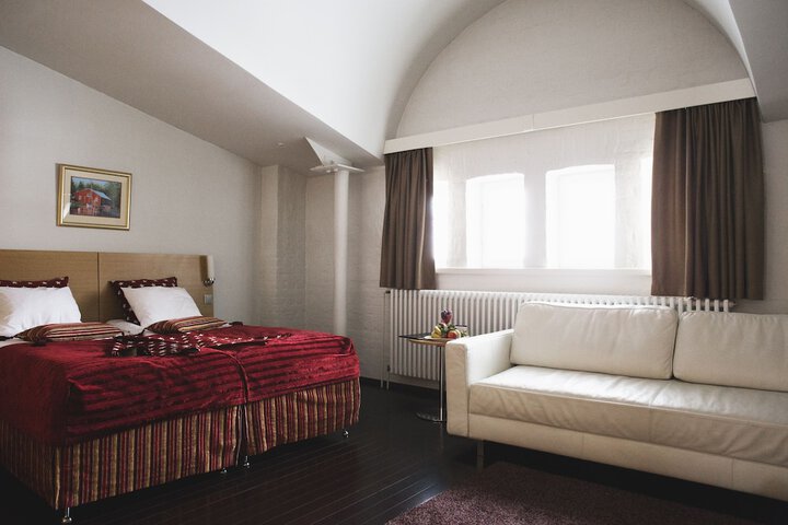 Room 14 of 33