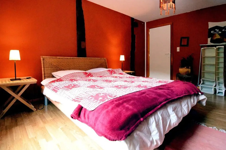 Room 5 of 18