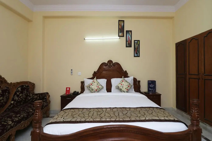 Room 6 of 16