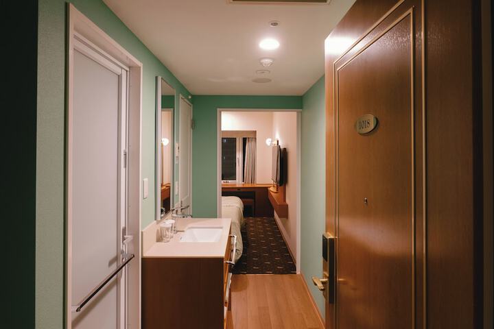 Room 22 of 107