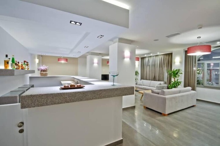 Lounge 53 of 67