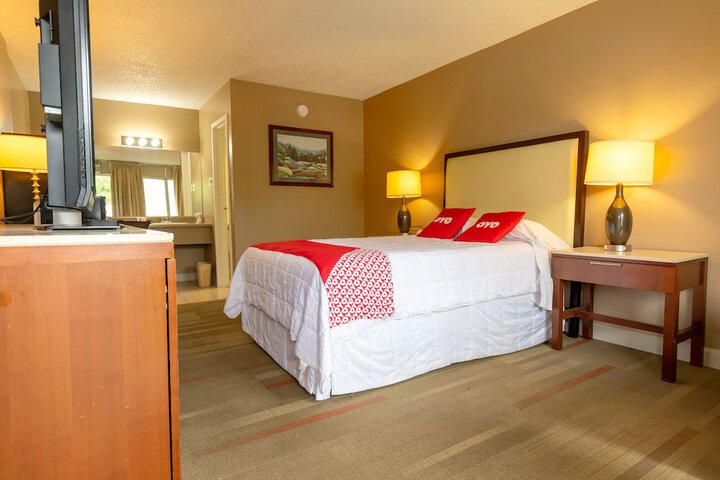 1 King Bed (3 of 8)