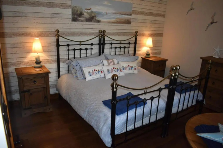 Room 2 of 8