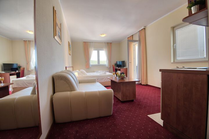 Room 8 of 34