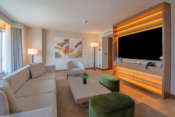 Room 100 of 243