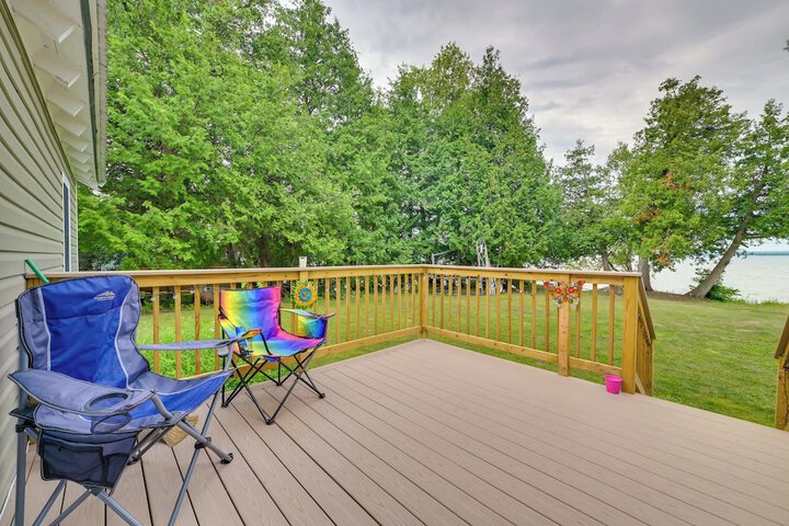 Lakefront Michigan Abode w / Deck & Fire Pit!