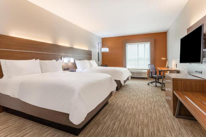 2 Queen Beds (11 of 15)