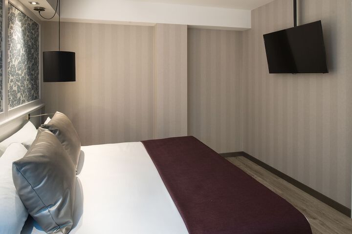 Room 17 of 49