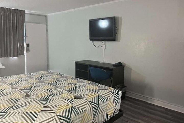 Room 6 of 10
