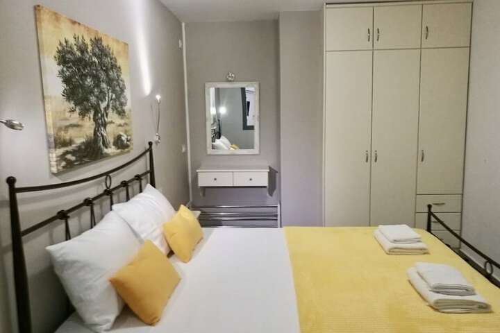 Room 5 of 104