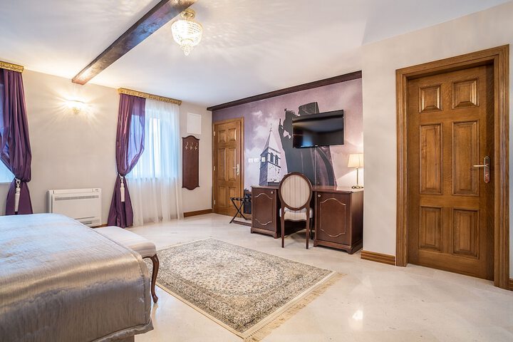 Room 8 of 96