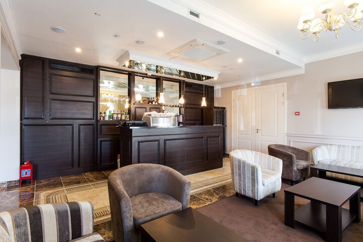 Lounge 44 of 49