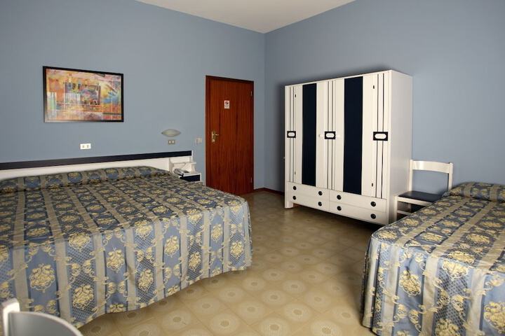 Room 17 of 33
