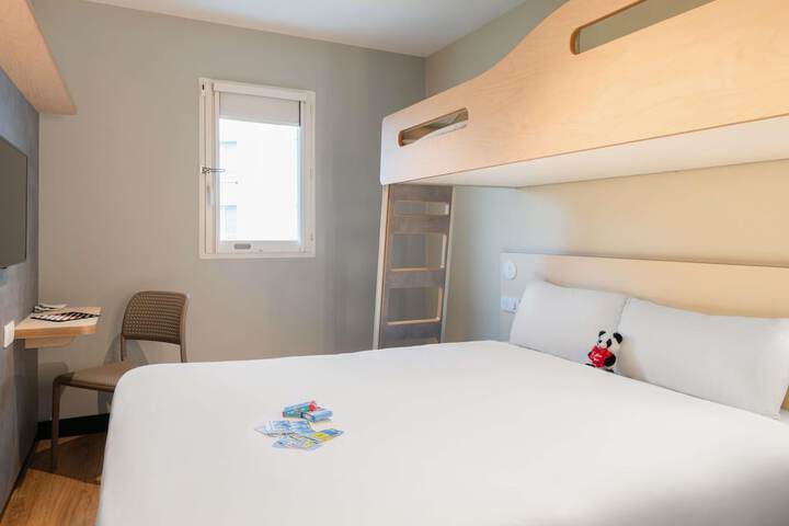 Room 9 of 33
