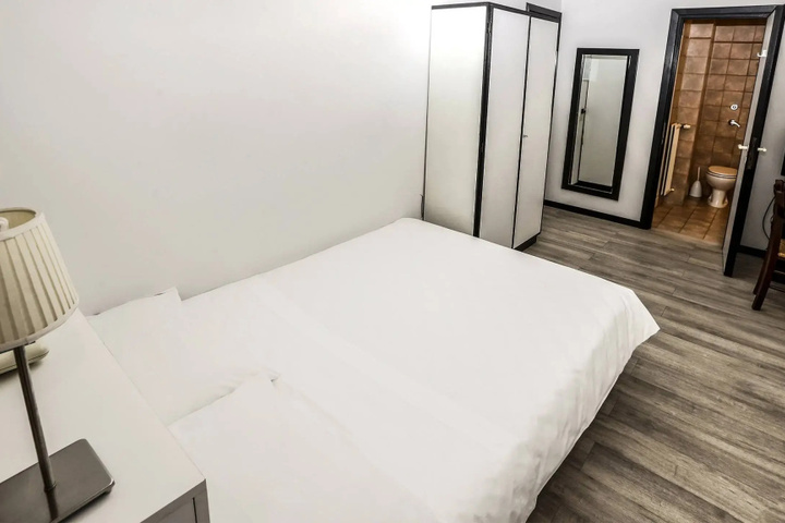 Room 6 of 27